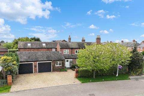 5 bed property, in Huntersfield, £650,000
