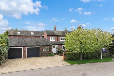 5 bed property, in Huntersfield, £650,000