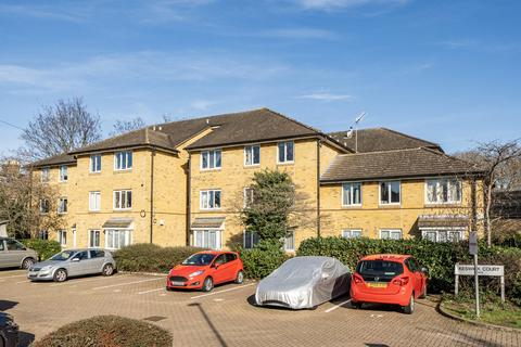 2 bed property, in Malyons Road, £300,000