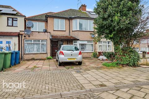 1 bed property, in Grange Road, £275,000