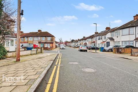 1 bed property, in Grange Road, £275,000