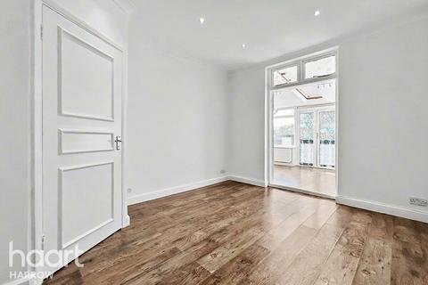 1 bed property, in Grange Road, £275,000