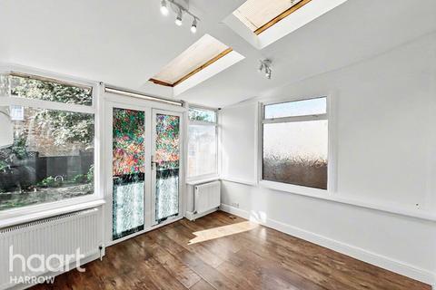 1 bed property, in Grange Road, £275,000