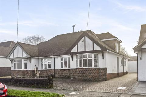 3 bed property, in Larkfield Way, £600,000