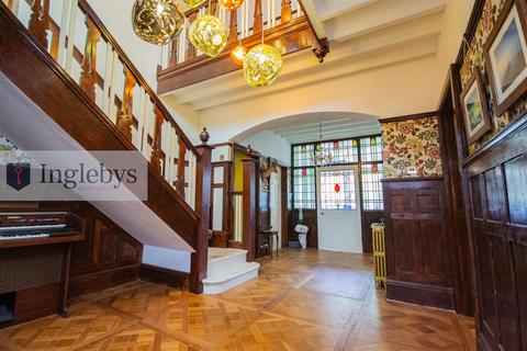 6 bed property, in The Woodlands, £575,000