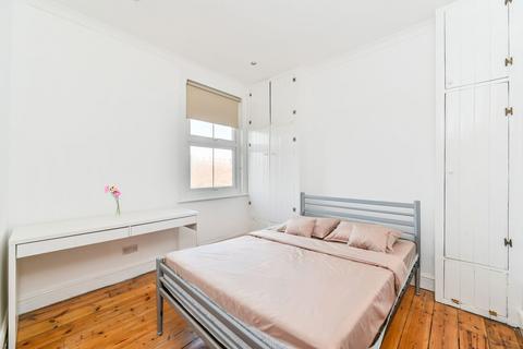 2 bed property, in Eversleigh Road, £725,000