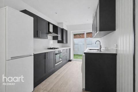 3 bed property, in Stanhope Road, £260,000