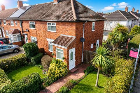 2 bed property, in Malvern Road, £120,000