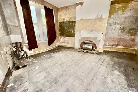 6 bed property, in Apsley Crescent, £150,000