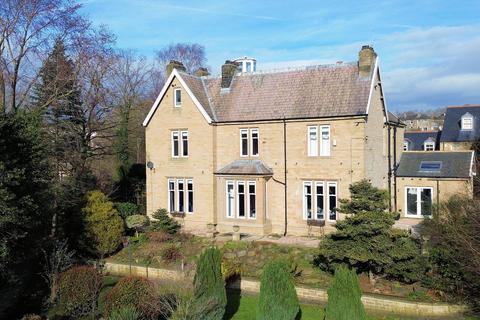 5 bed property, in Knowle Road, £900,000