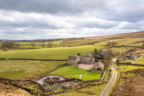 5 bed property, in Halsteads Barn, £950,000