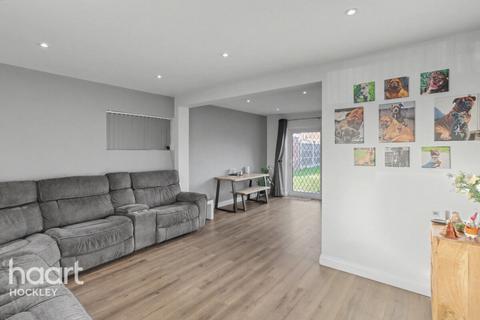 4 bed property, in Chestnut Path, £425,000