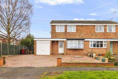 3 bed property, in Priory Crescent, £190,000
