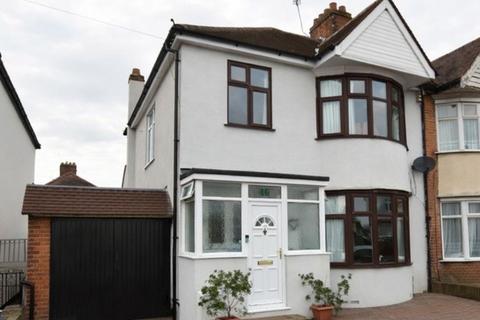 3 bed property, in Pinner View, £725,000