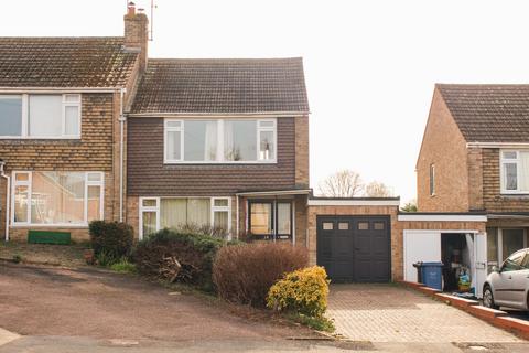 3 bed property, in Osterley Grove, £275,000
