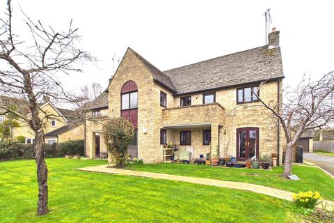 2 bed property, in Milton Road, £230,000