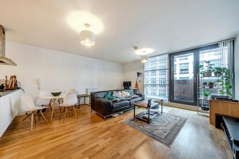 2 bed property, in Lower Byrom Street, £250,000