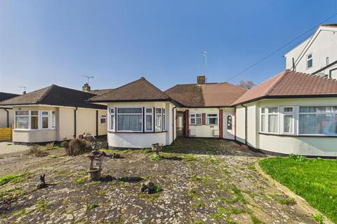 2 bed property, in Pavilion Way, £500,000