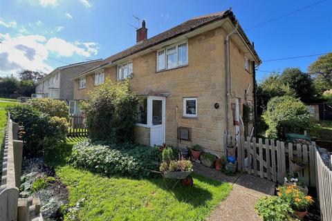 2 bed property, in Totland Bay, £200,000