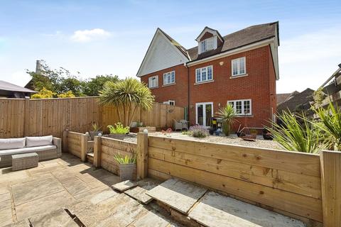 5 bed property, in Hylands Close, £500,000