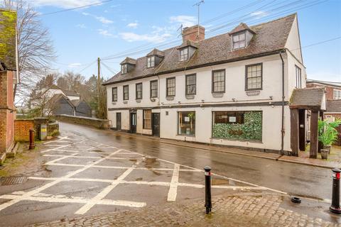 2 bed property, in High Street, £270,000