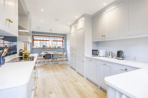 6 bed property, in Chediston Street, £650,000