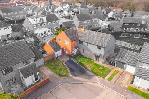 4 bed property, in Gatscombe Close, £425,000