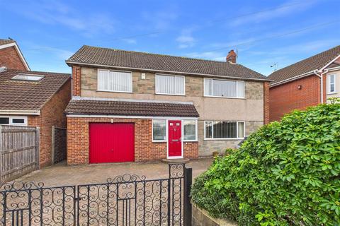 5 bed property, in Kenn Road, £499,950