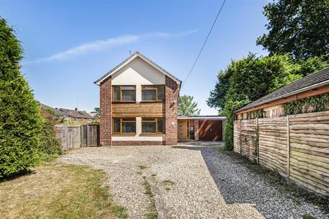 4 bed property, in Shinfield Road, £775,000