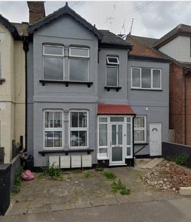 1 bed property, in South Avenue, £125,000