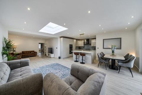 4 bed property, in Eastern Avenue, £850,000