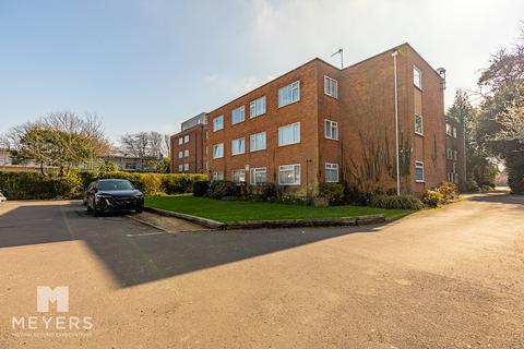 2 bed property, in 124 Richmond Park Road, £220,000