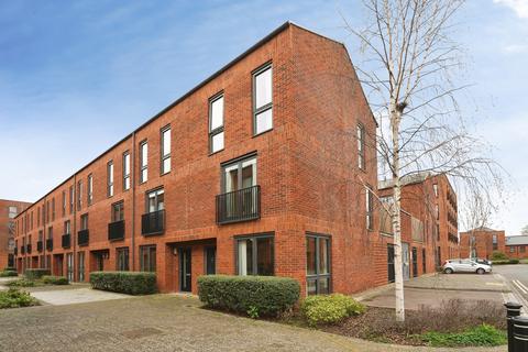 3 bed property, in Friars Orchard, £200,000