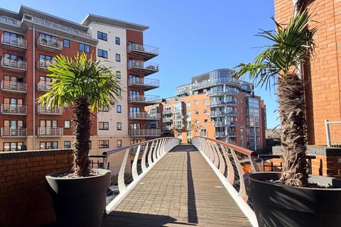 1 bed property, in King Edwards Wharf, £135,000