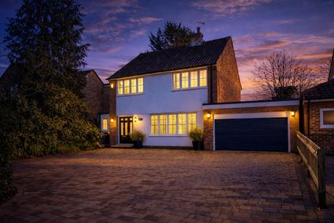5 bed property, in Three Bridges Road, £725,000