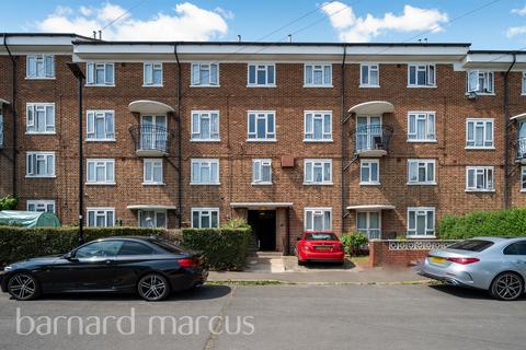 4 bed property, in Hazel Close, £465,000