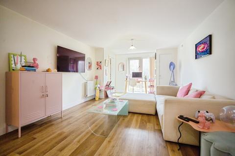 1 bed property, in Castle Hill Drive, £240,000