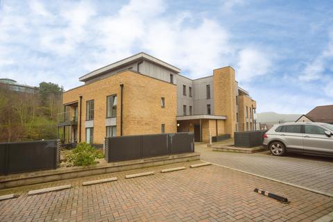 1 bed property, in Castle Hill Drive, £240,000