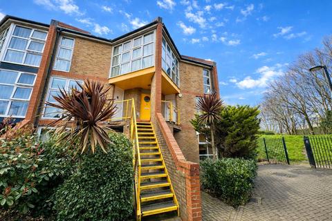 2 bed property, in Bryan Road, £450,000