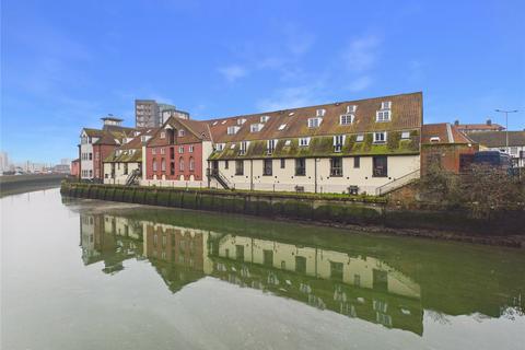 2 bed property, in Dock Street, £70,000
