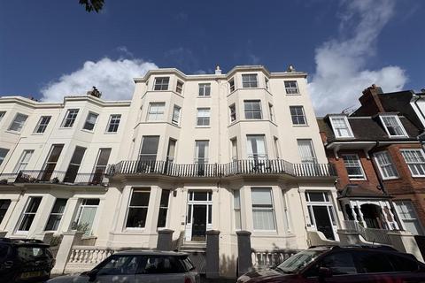 2 bed property, in Compton Avenue, £225,000