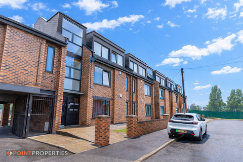 2 bed property, in Kensington, £90,000