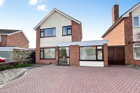 4 bed property, in Bishops Close, £400,000