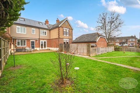 3 bed property, in South Lane, £495,000