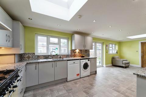 4 bed property, in Courtland Avenue, £835,000