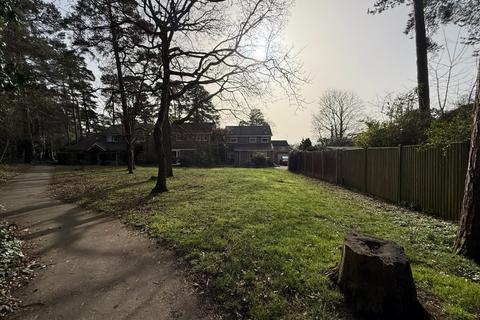 Land, in Yockley Close, £35,000