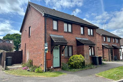 2 bed property, in Holly Farm Close, £325,000