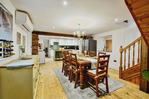 4 bed property, in Low Lane, £415,000