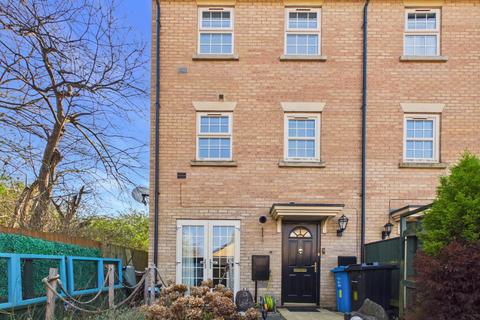 2 bed property, in Boothferry Park Halt, £135,000