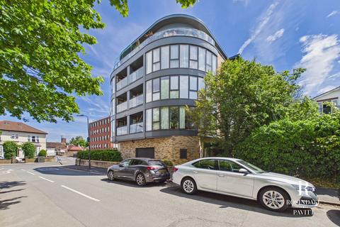3 bed property, in Manor Road, £450,000